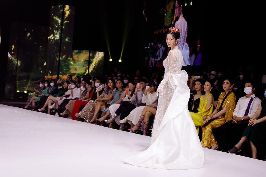 Jun Vũ - Cô bé trà sữa Việt khoe đường cong quyến rũ