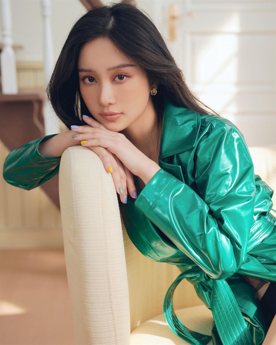 Jun Vũ - Cô bé trà sữa Việt khoe đường cong quyến rũ