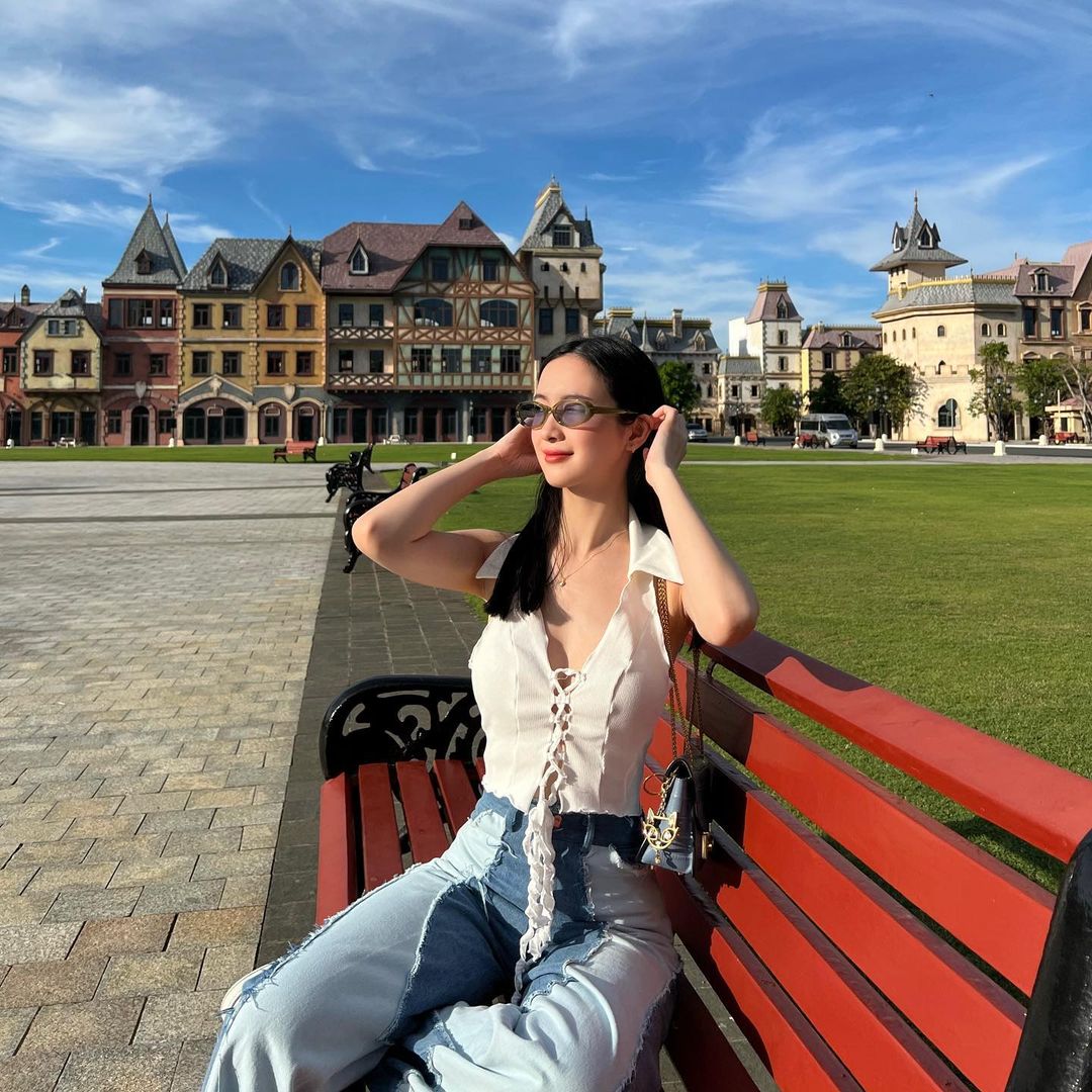 Jun Vũ - Cô bé trà sữa Việt khoe đường cong quyến rũ