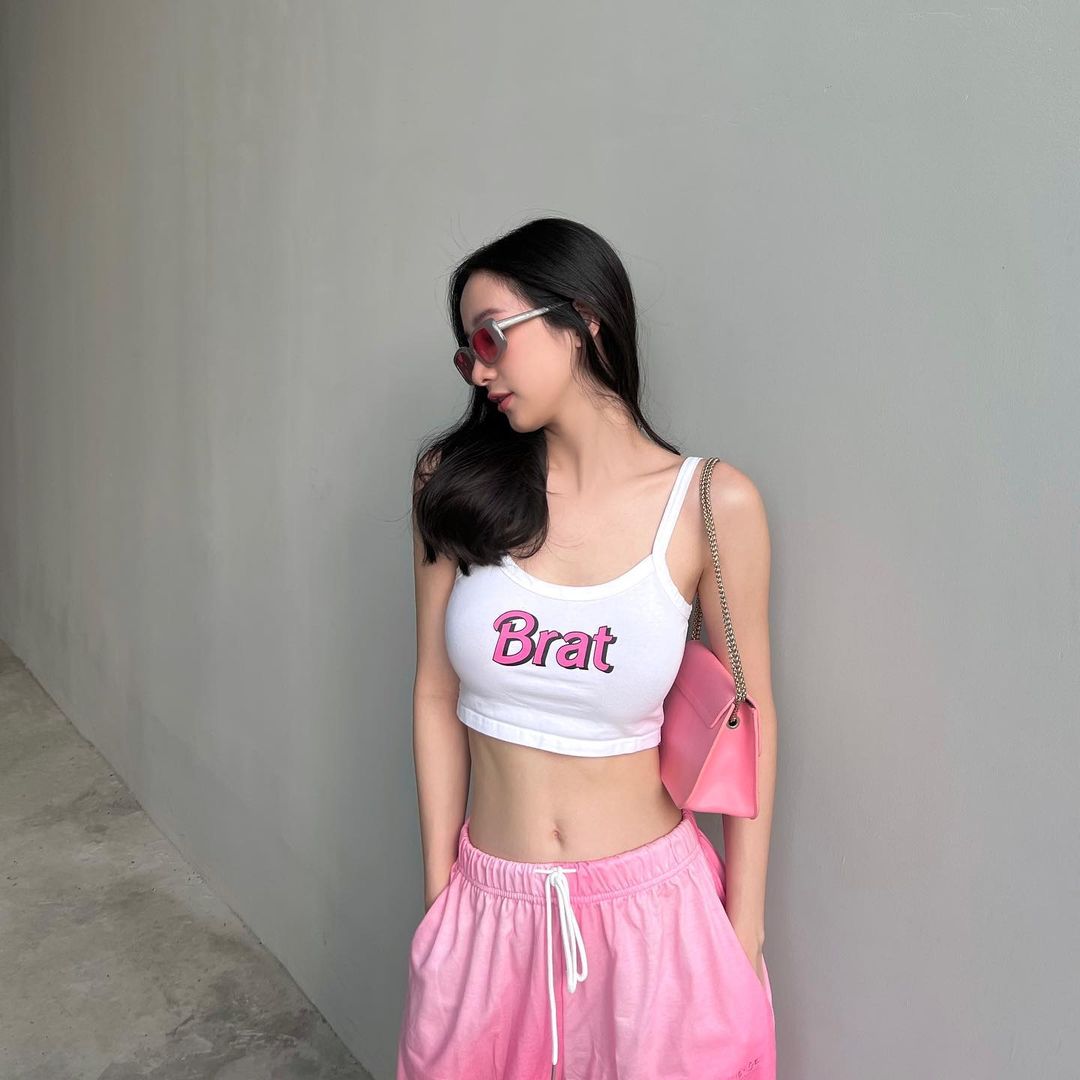 Jun Vũ - Cô bé trà sữa Việt khoe đường cong quyến rũ