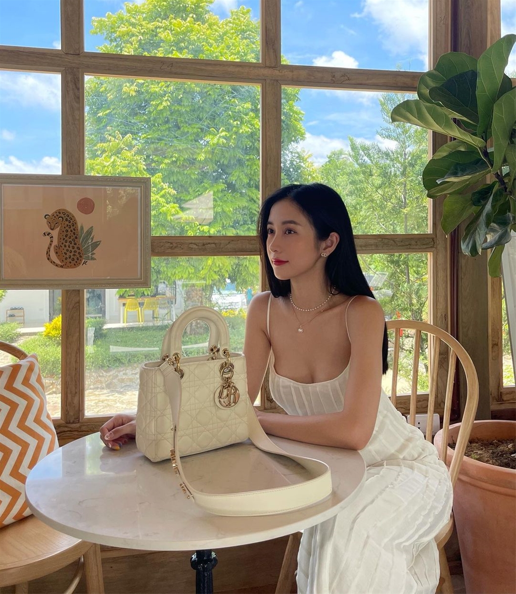 Jun Vũ - Cô bé trà sữa Việt khoe đường cong quyến rũ