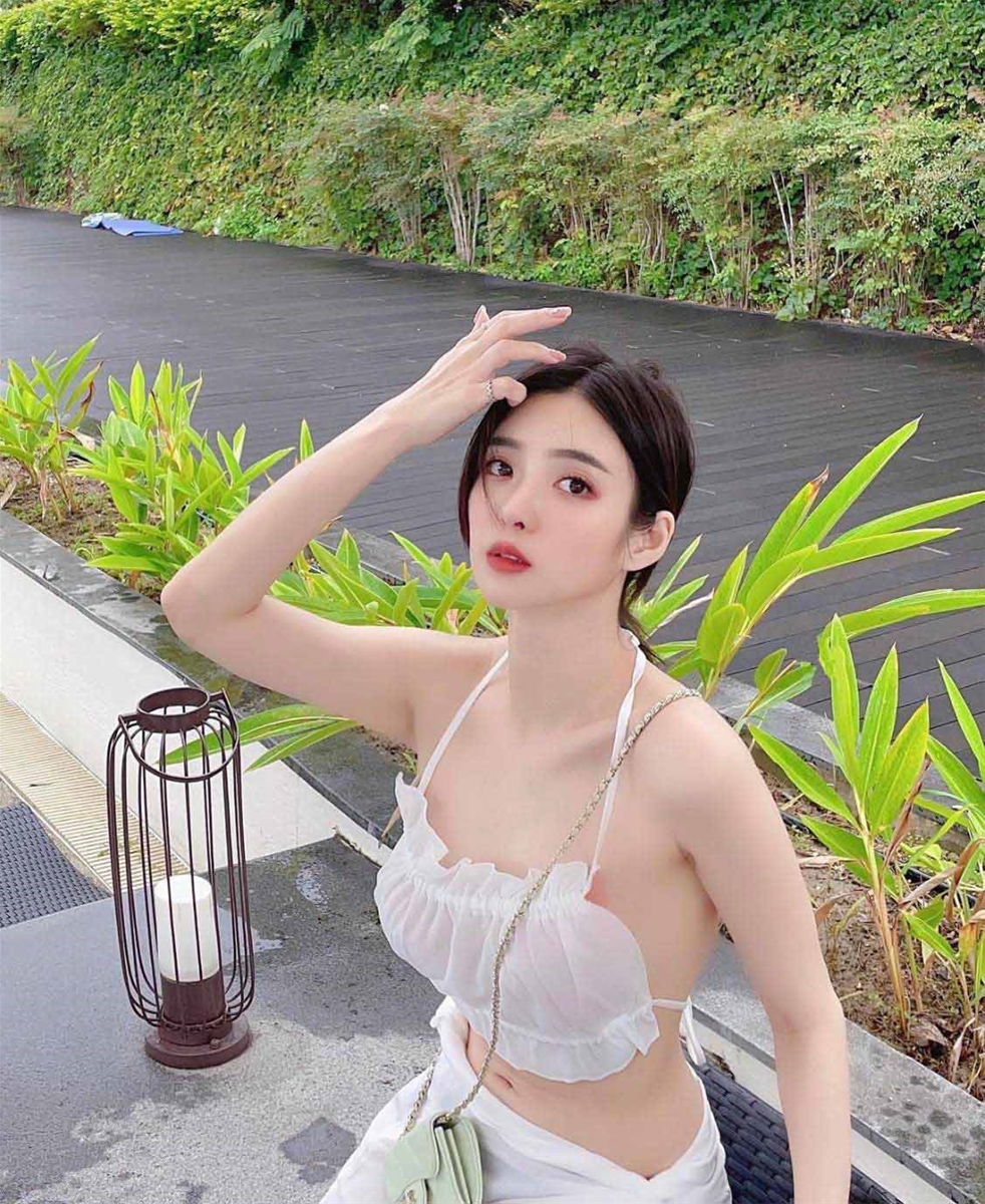 Cô nàng xinh đẹp thu hút sự chú ý khi đi uống cafe vì diện outfit bắt mắt