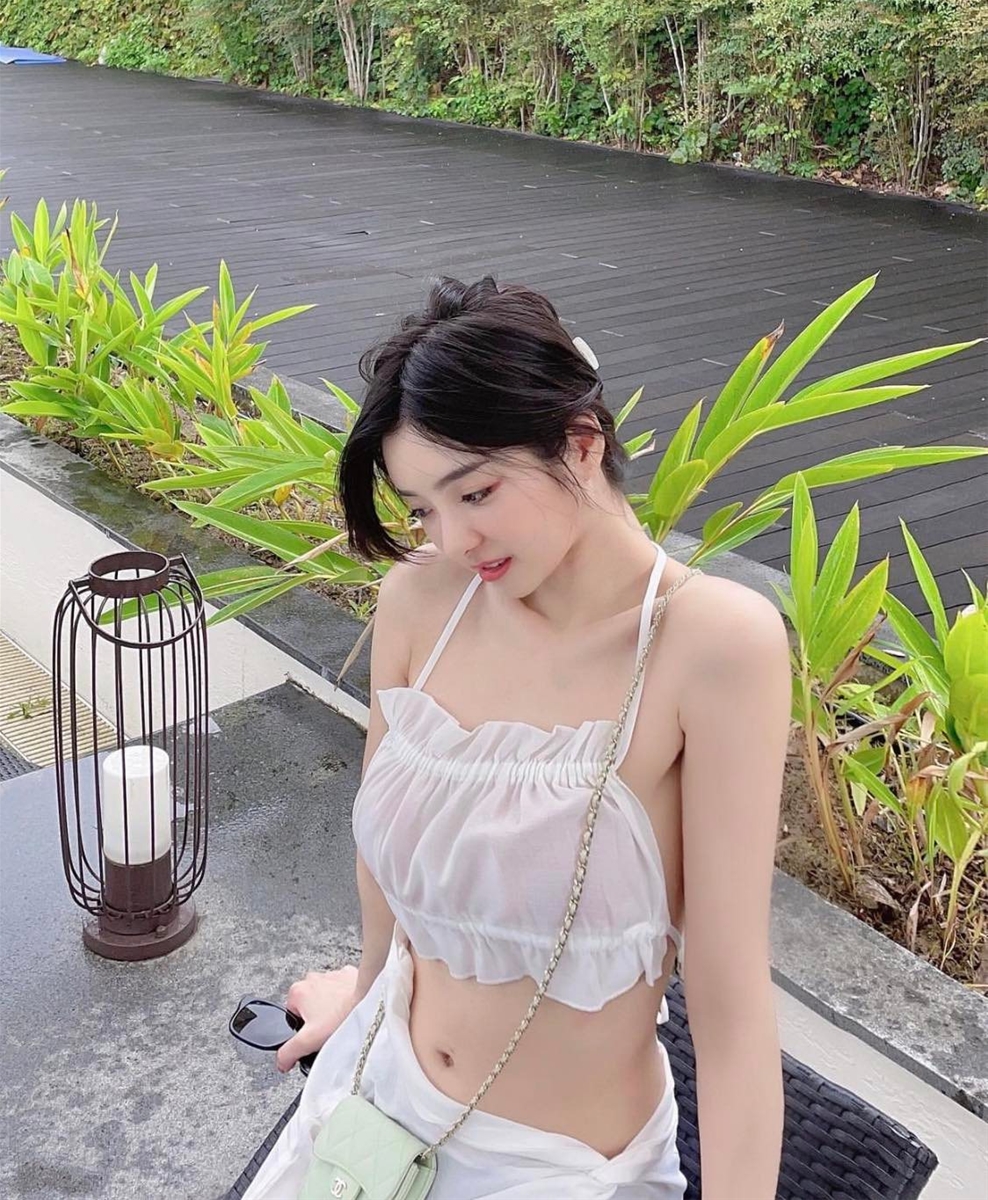 Cô nàng xinh đẹp thu hút sự chú ý khi đi uống cafe vì diện outfit bắt mắt