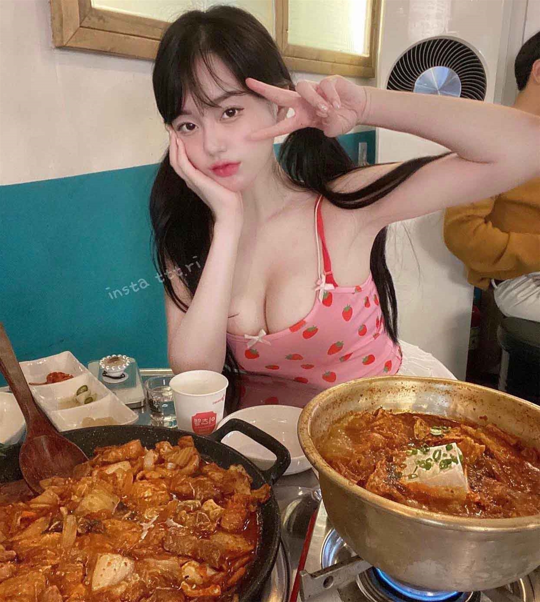 Hot girl Kim Tae Ri Hàn Quốc gây chú ý với thời trang khoe vòng 1 nóng bỏng