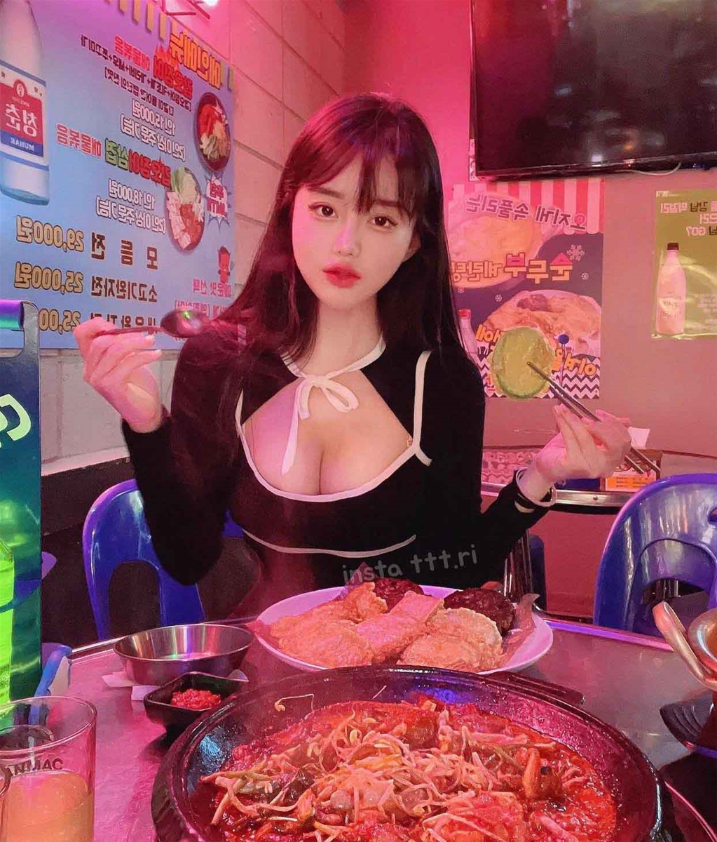 Hot girl Kim Tae Ri Hàn Quốc gây chú ý với thời trang khoe vòng 1 nóng bỏng