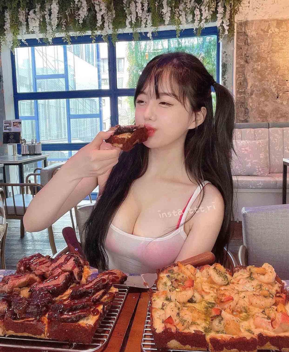 Hot girl Kim Tae Ri Hàn Quốc gây chú ý với thời trang khoe vòng 1 nóng bỏng