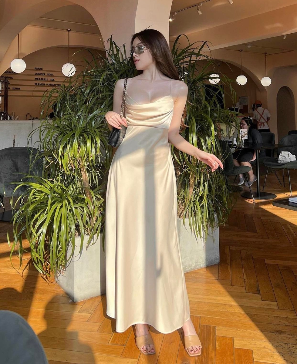 Diện váy lụa xẻ tà đẹp cuốn hút tránh xẻ quá cao