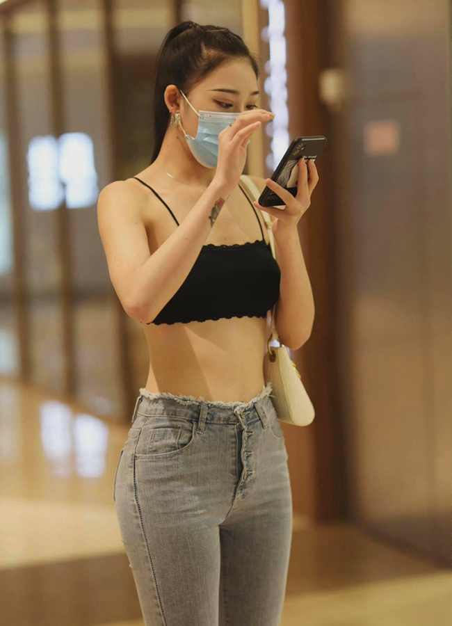 Mặc nhầm "áo ngực" ra phố nhưng vẫn cuốn hút quyến rũ của chị em