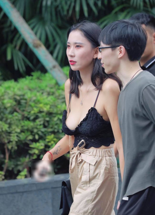 Mặc nhầm "áo ngực" ra phố nhưng vẫn cuốn hút quyến rũ của chị em