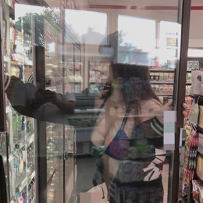 Mặc nhầm "áo ngực" ra phố nhưng vẫn cuốn hút quyến rũ của chị em