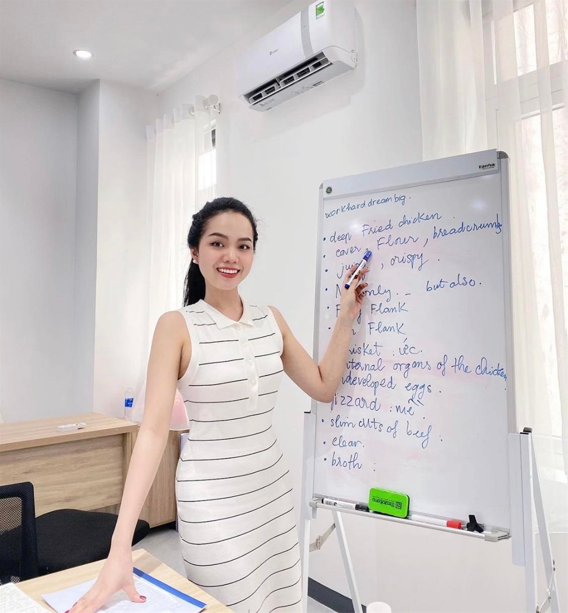 Phan Ngọc Thiện Mỹ có gu thời trang kín đáo khi đi dạy học. Ngoài đời, lối ăn vận quyến rũ hơn hẳn.