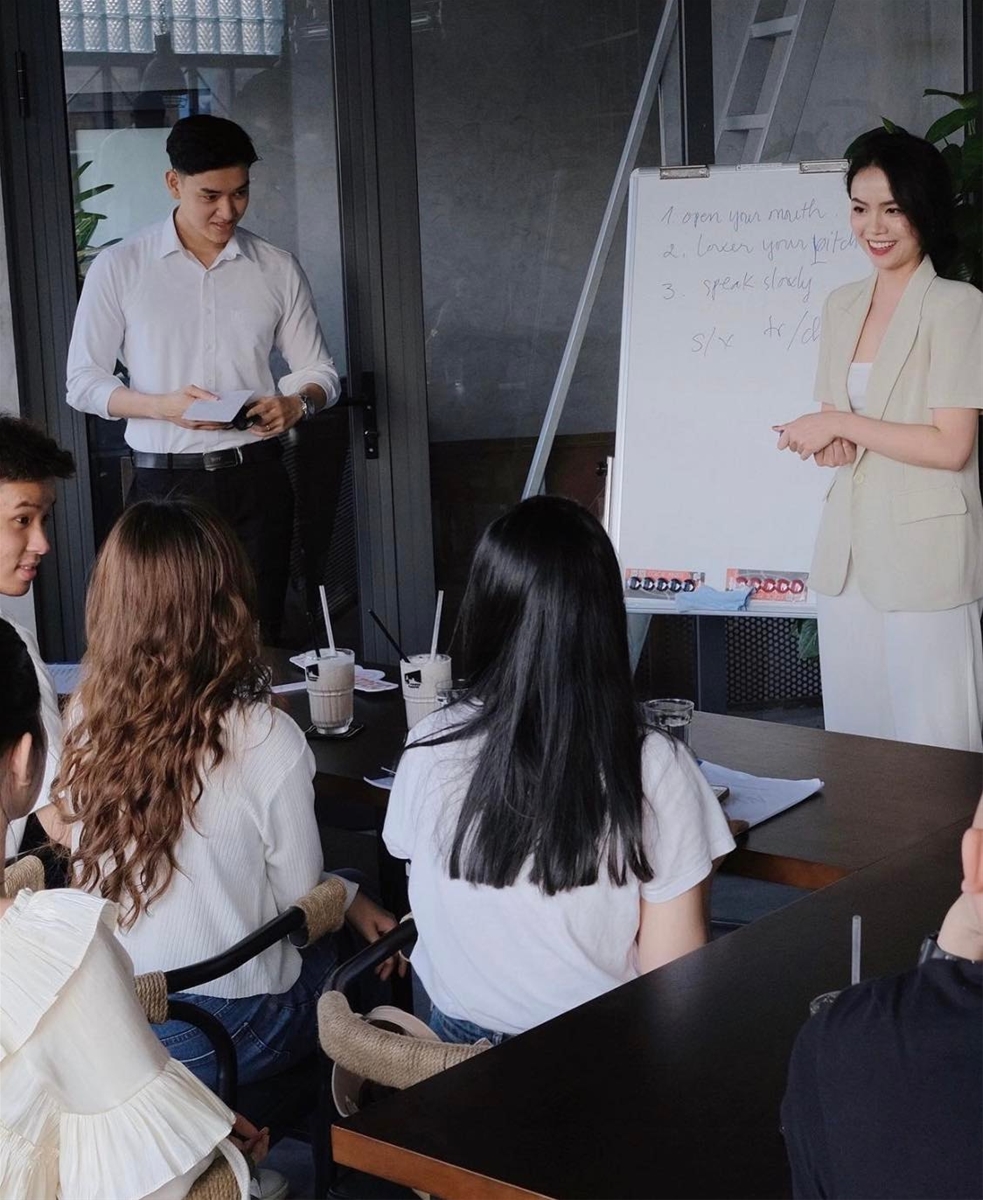 Phan Ngọc Thiện Mỹ có gu thời trang kín đáo khi đi dạy học. Ngoài đời, lối ăn vận quyến rũ hơn hẳn.