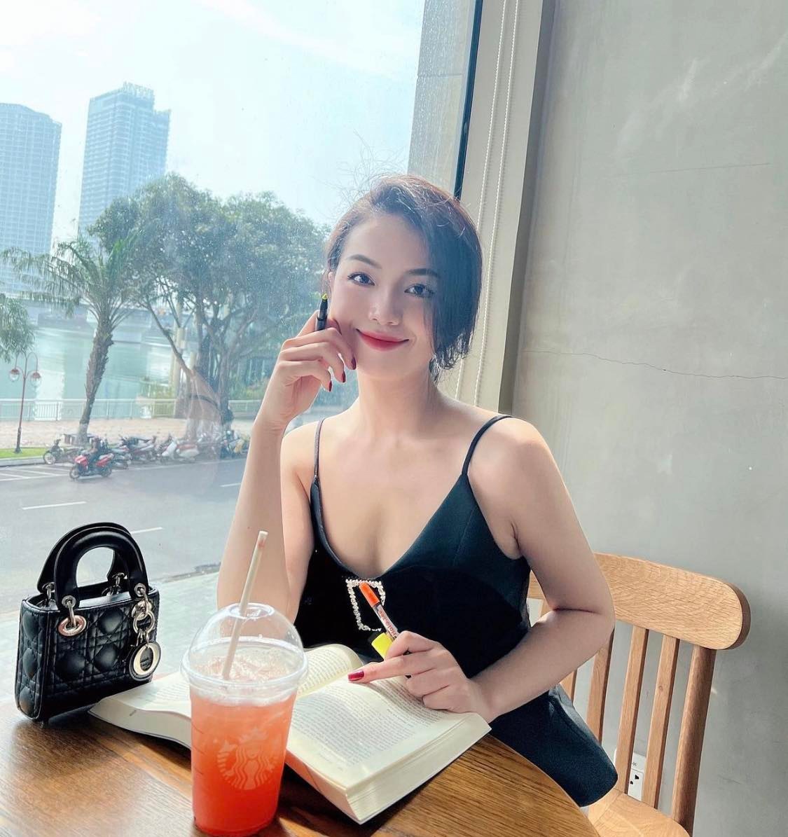 Phan Ngọc Thiện Mỹ có gu thời trang kín đáo khi đi dạy học. Ngoài đời, lối ăn vận quyến rũ hơn hẳn.