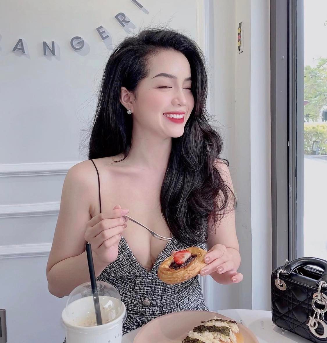 Phan Ngọc Thiện Mỹ có gu thời trang kín đáo khi đi dạy học. Ngoài đời, lối ăn vận quyến rũ hơn hẳn.