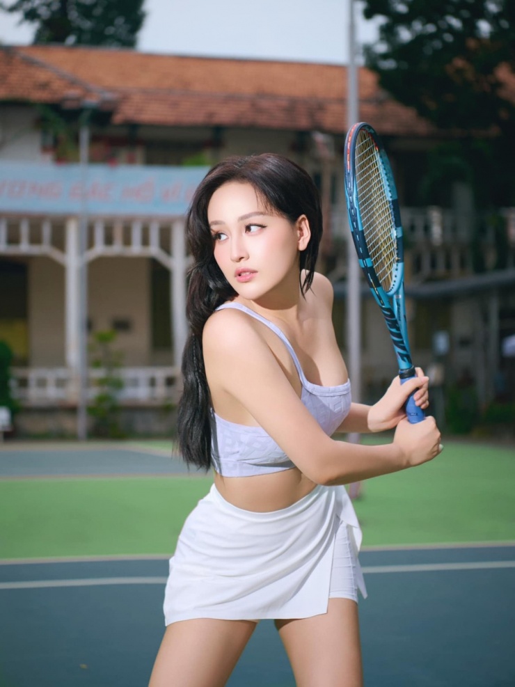 Hoa hậu Mai Phương Thúy phối đồ sexy, phô diễn hình thể nóng bỏng khi tập chơi tennis