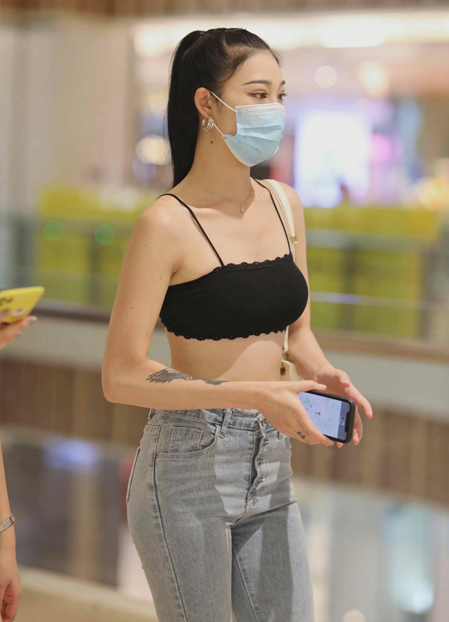 Mặc nhầm "áo ngực" ra phố không chút ngại ngần của chị em