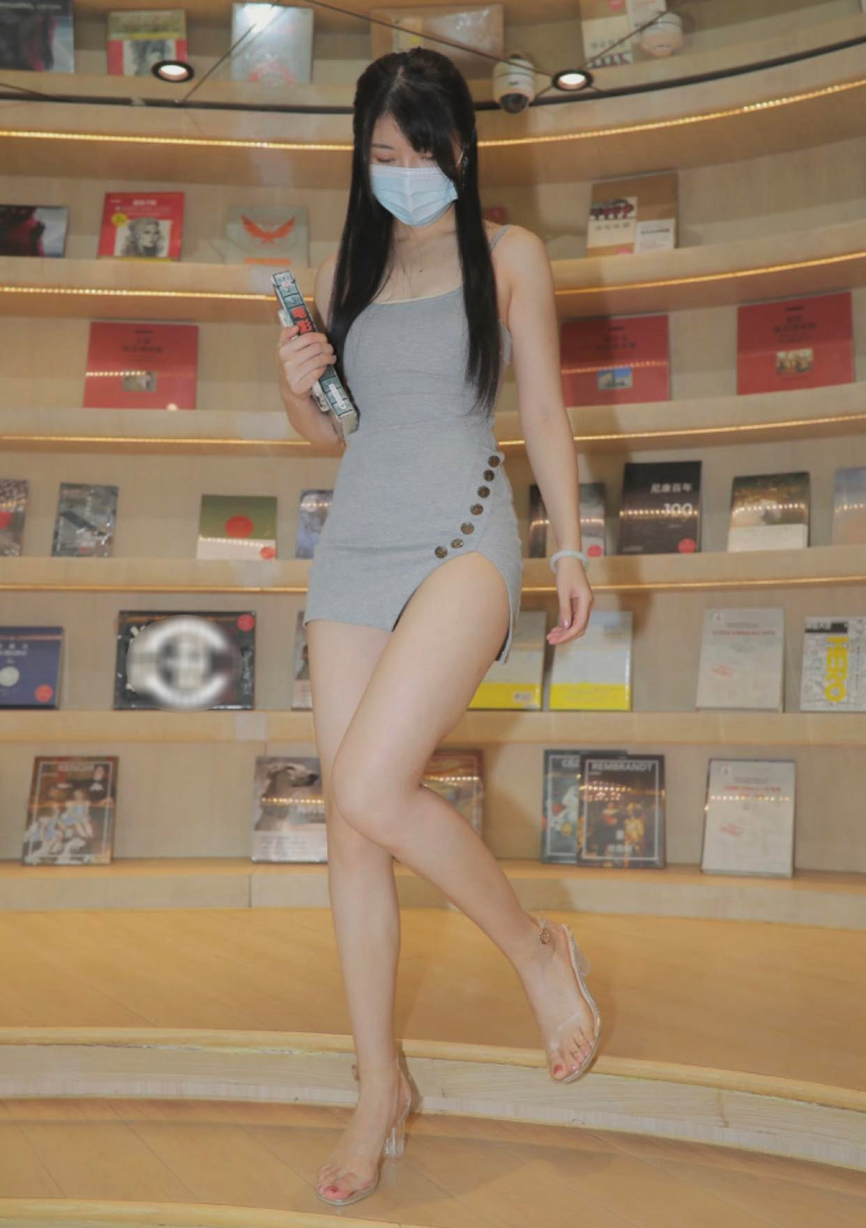 Người đẹp diện kiểu váy "bị cấm mặc đến thư viện" gây tranh cãi vì quá gợi cảm