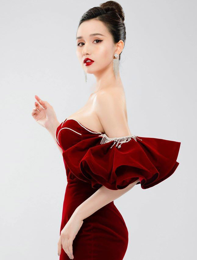 Gu thời trang khoe vòng 1 gợi cảm của nữ chủ tịch công ty kim cương