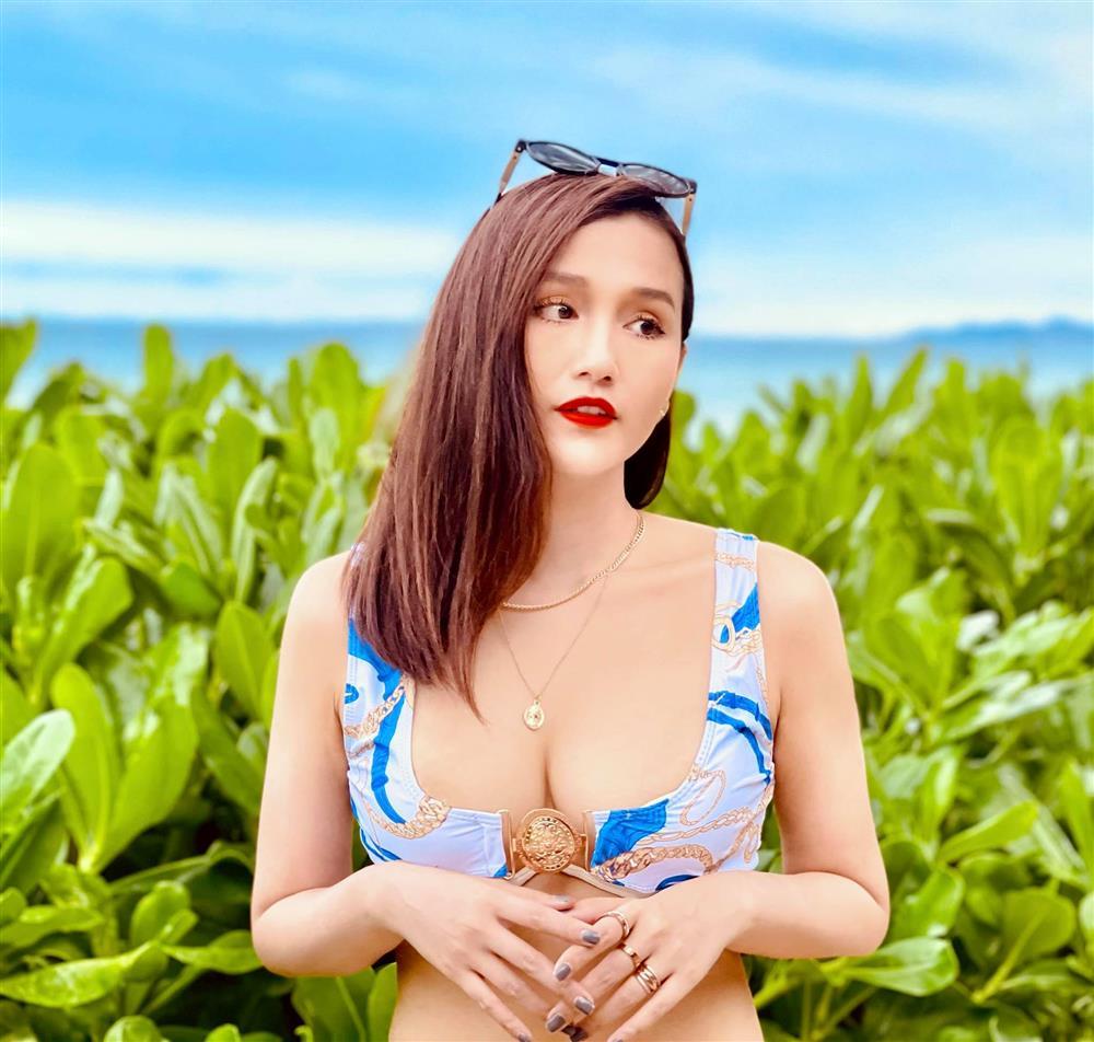 Gu thời trang khoe vòng 1 gợi cảm của nữ chủ tịch công ty kim cương