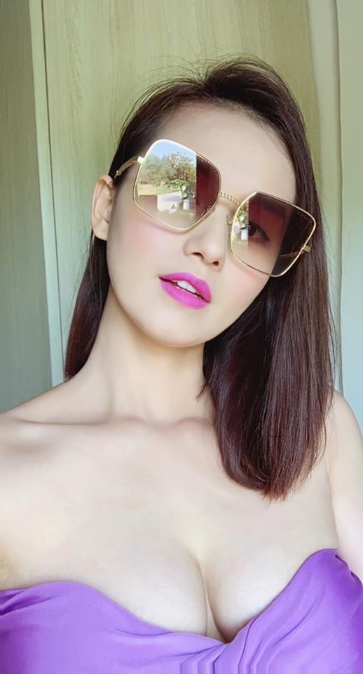 Gu thời trang khoe vòng 1 gợi cảm của nữ chủ tịch công ty kim cương